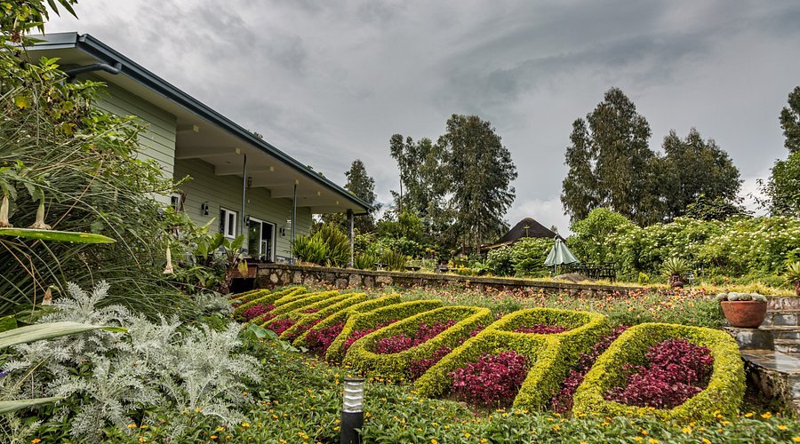 Amakoro Songa Lodge Rwanda is a boutique luxury lodge located in the Kinigi area of northern Rwanda, close to Volcanoes National Park and surrounded by the dramatic volcanic landscape of the Virunga Mountains